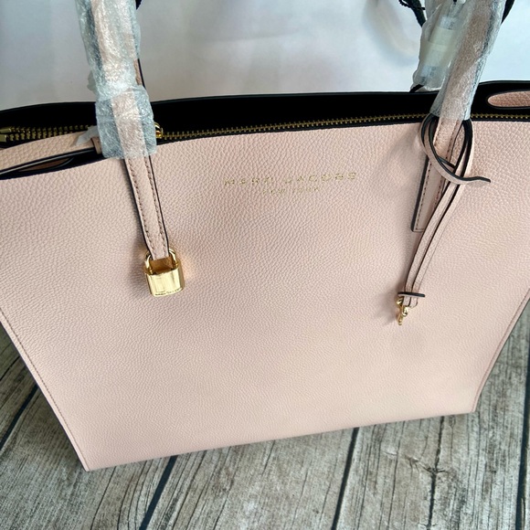 NWT! Large Authentic Marc Jacobs leather tote bag soft pink w/ charms + Gift bag - Picture 6 of 16